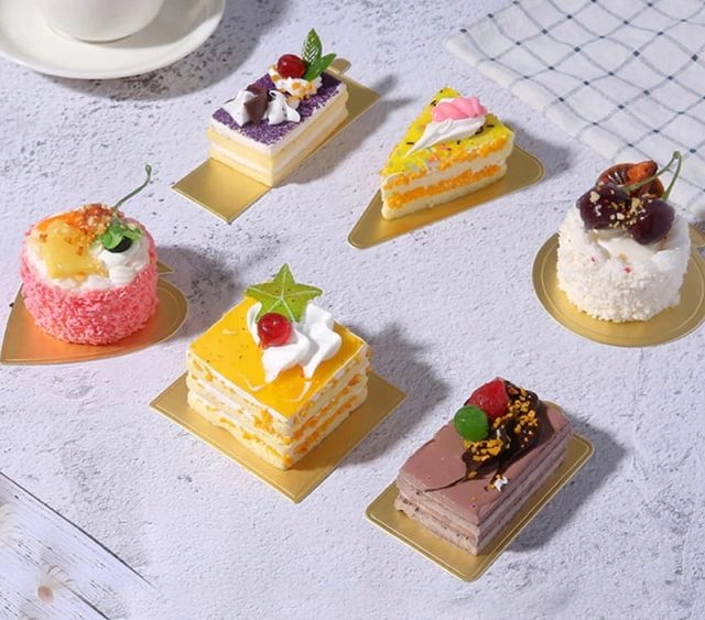 PODKŁADY BANKIETÓWKI POD MONOPORCJE dwustronne złoto-srebrne 8cm 10szt