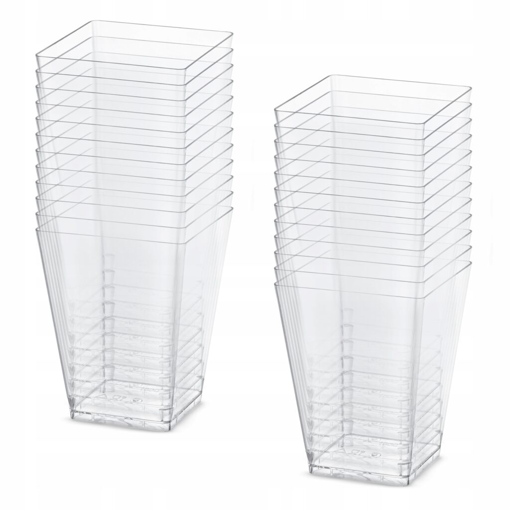 f1b70a6d40b5c85799be7986c326fd86jpg › Udanewypieki Two tall stacks of clear square glass tumblers on a white background.